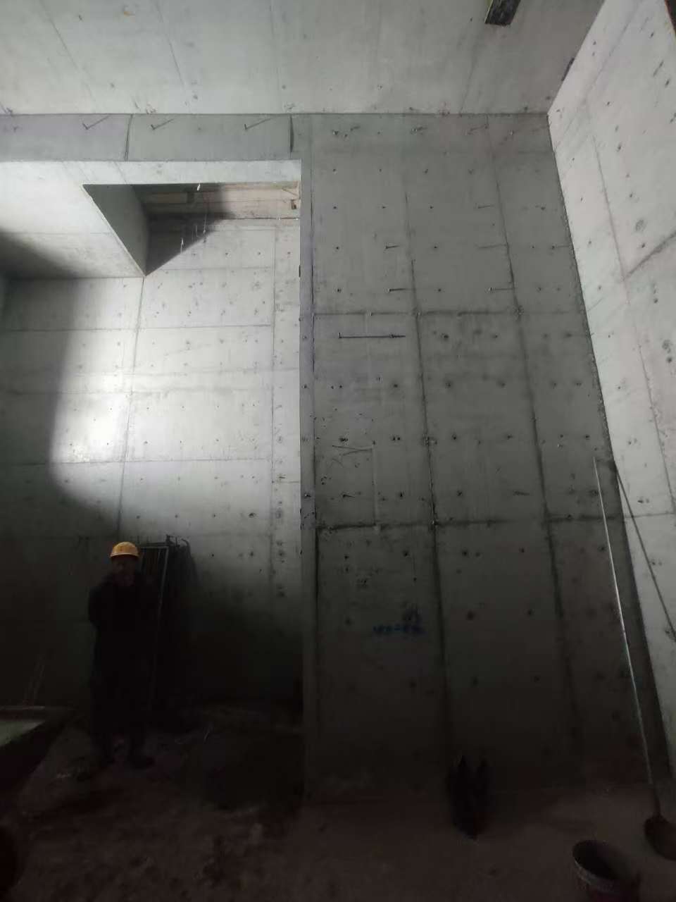 博尔塔拉墙上开槽钢筋断了有影响吗